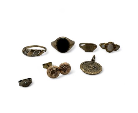 A collection of 9ct gold jewellery, featuring a three stone opal ring. Comprising the opal set ring, size L; a onyx set gentl