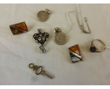 A small collection of jewellery to include a pair of amber silver earrings, comprising yellow amber and green amber triangula