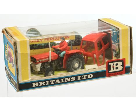 Britains 9529 Massey Ferguson Tractor 135 - Red, including cab, grey, white with figure driver (Red jacket) - Excellent in a&