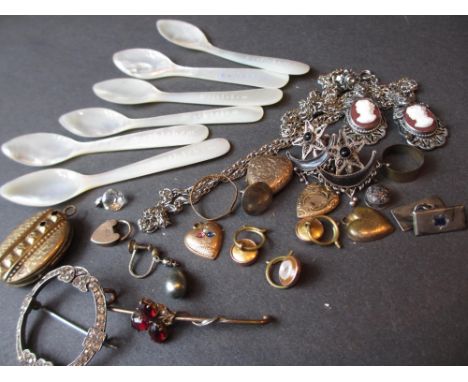 9ct Gold clasp in the form of a lock and a quantity of various other small items of jewellery, mother of pearl counters and s