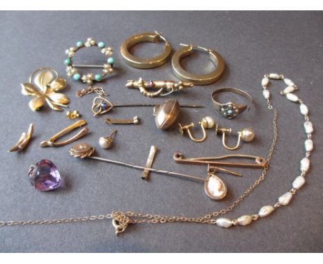 Circular 9ct gold turquoise and seed pearl set brooch, pair of 9ct gold hoop earrings, together with a quantity of other gold