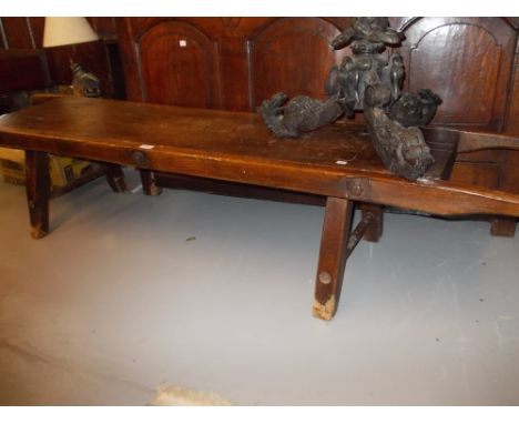 18th / 19th Century elm hog bench with shaped end carrying handles and splay supports