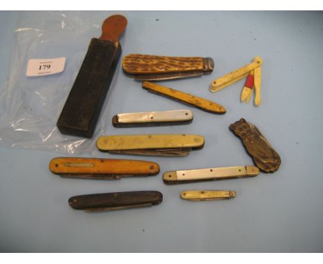 Quantity of various folding penknives including a brass penknife in the form of a seated cat (blade a/f)), various other antl