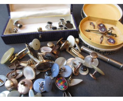 Various boxed mother of pearl and gilt metal buttons and a quantity of loose buttons, cufflinks etc