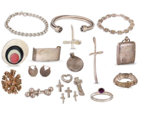 AN INTERESTING COLLECTION OF MOSTLY MODERN IRISH STERLING SILVER JEWELLERY, to include items by John Rocha (ring), Kilkenny J