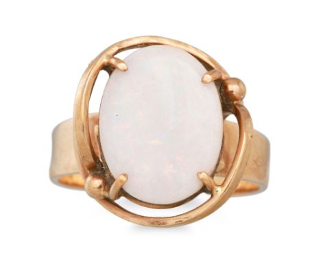 AN OPAL SET RING, of unusual basket setting, mounted in 9ct gold. Size: M