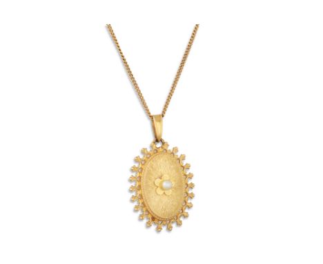 A CULTURED PEARL PENDANT ON A CHAIN, 7.6 g.