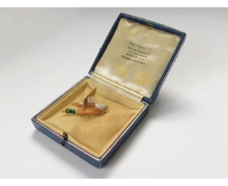 MALLARD BROOCH. A 15ct. coloured gold & enamelled mallard brooch. Width 4cm. Approx. 6.7g.  Please note that all items in thi