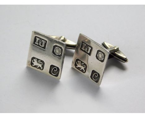SILVER CUFFLINKS. A pair of 1977 Silver Jubilee silver cufflinks.  Please note that all items in this auction are previously 