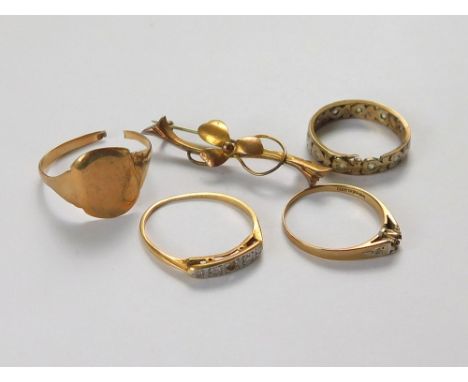 SCRAP GOLD. Four scrap gold rings including an 18ct. gold, diamond set ring & a gold bar brooch. Gross weight approx. 9.3g.  