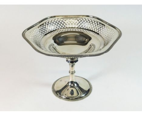 SILVER FRUIT STAND. An early 20th century pierced & gadrooned silver fruit stand. Sheffield 1915. Height 18cm. Approx. 582.7g