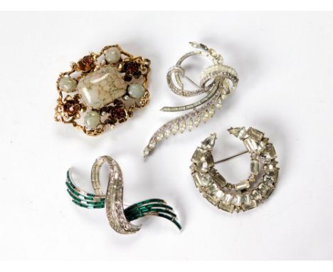 COSTUME JEWELLERY. Four vintage costume jewellery brooches.  Please note that all items in this auction are previously owned 