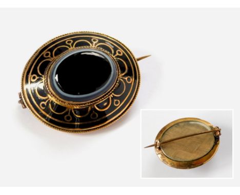 MOURNING BROOCH. A Victorian mourning brooch set a bull's eye agate within a black enamelled border. To the reverse, a plaite