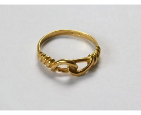 GOLD RING. An 18ct. gold Love Knot ring. Size L. Approx. 2.4g.  Please note that all items in this auction are previously own