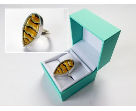JAMES & SAMANTHA SUDDABY. A contemporary, hand made 999 fine silver 'Honey Bee' ring by James Suddaby & with Japanese cloison