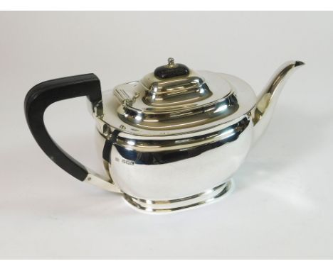 SILVER TEAPOT. A 1920s silver teapot. Sheffield 1926. Approx. 498.6g. (16 t.oz.)  Please note that all items in this auction 