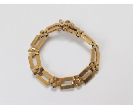 GOLD BRACELET. A 9ct. gold gate type bracelet. Approx. 14.4g.  Please note that all items in this auction are previously owne