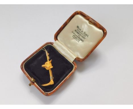 STOCK PIN. A 9ct. yellow & white gold fox head & riding crop stock pin, the head set with ruby eyes. Length 5cm. Approx. 6g. 