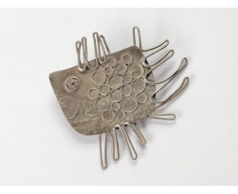 JENNY YATES, PENZANCE. A Jenny Yates, Penzance, hand made silver fish brooch. Stamped. 5.7 x 5.6cm.  Please note that all ite