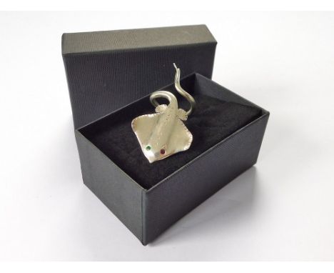 JAMES SUDDABY. A contemporary, hand made James Suddaby 000 fine silver 'Port & Starboard Ray' ring, the fish set with emerald