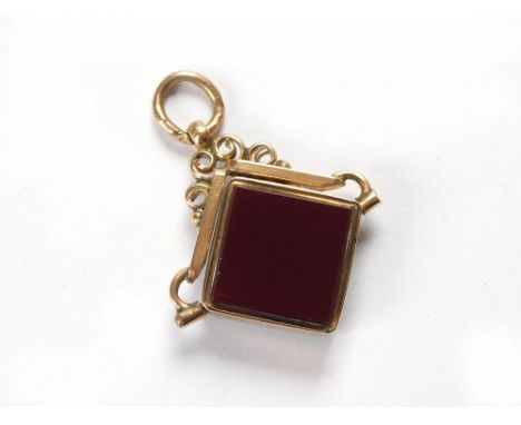 SWIVEL FOB. An Edwardian 9ct. gold swivel watch chain fob, set with bloodstone and carnelian.  Please note that all items in 
