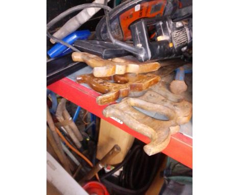 A large quantity of garden tools, hose reel, weed burner, angle grinder, wood saws, electric hedge trimmer, sprayer, etc. 