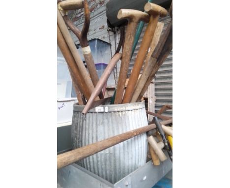 A dolly tub with garden tools and various others to include lawn edger, scythe, rake, hoe &amp; a fold out stool/step etc. 