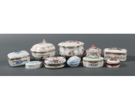 10 variierende Deckeldöschen5x Limoges, 3x Ginori, 1x Chantilly, 1x ungemarkt, 20. Jh., Porzellan, glasiert, überwiegend mit 