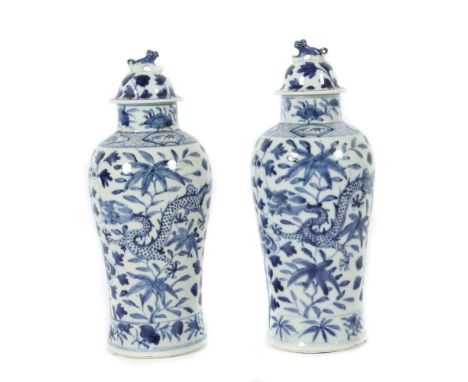 Paar DeckelvasenChina, wohl Mitte 19. Jh., Porzellan/Blau-Weiß-Dekor, zur Schulter hin gebauchter Korpus mit geradem Hals, ge