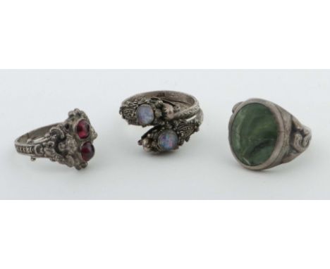 Drei SilberringeSilber 925 u. a., Besatz mit Jade,roten Cabochons und Opalimitaten, teils mit Feingehaltspunze, säuregeprüft,