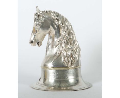 Großer Pferdepokalwohl Prag, dat. 1822, Silber 800, ca. 1.700 g, in Form eines vollplastischen Pferdekopfes, aufgelegtes Prag