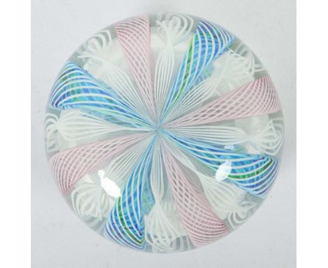 Murano-Paperweight mit "Zanfirico"-DekorItalien, 2. H. 20. Jh., Klarglas mit Spiralfaden-Einschmelzungen in Weiß, Rosa, Blau 