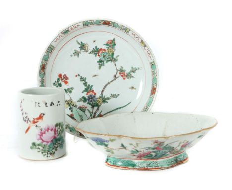 Teller, Schale und PinselbecherChina, Porzellan/polychrome Emaillefarben, 1x tiefer Teller, wohl Kangxi Periode (1654-1722), 