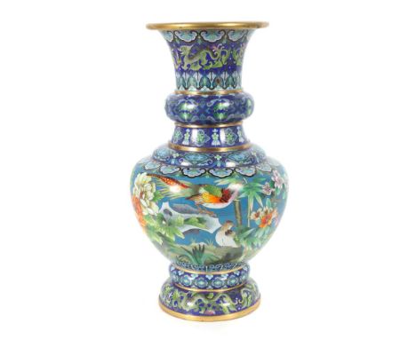 Große Cloisonné-VaseChina, Jingfa, 2. Hälfte 20. Jh., balusterförmige Vase mit genodetem Stand und Hals, umlaufend in flächig