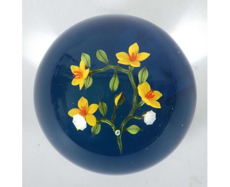 Briefbeschwerer mit FloraldekorJohne Parsley, Great Lakes Paperweights, USA, 1993, der Boden aus blau eingefärbtem Glas, farb