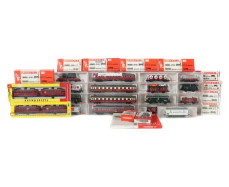 Konvolut EisenbahnFleischmann, Spur H0, 30 Teile: 2 x Schienenbus mit Beiwagen 1370; Wagen in OK: 5064, 5053, 5092, 5046, 504