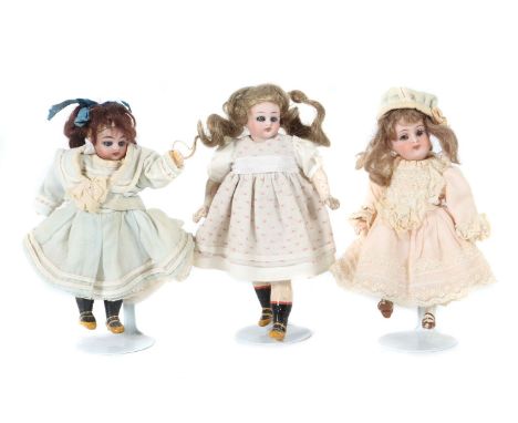 3 Stuben-Puppenum 1900/20, Bisquit-Kurbelköpfe, Massekörper gegliedert,  je mit modellierten Schuhen, 1 x Halsmarke 3/6, blau