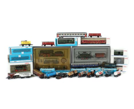 Konvolut EisenbahnMärklin, Spur H0, 2 x Zugpackung "50 Jahre Märklin H0", 1 x mit Lok Schlepptenderlok, 1 x E-Lok, jeweils 3 