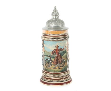 Radfahrerkrug mit Spruchbändernum 1900, Steinzeug, beiger Scherben, glasiert, der zylindrische Krug umlaufend und vollflächig