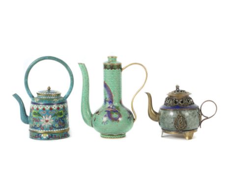 3 Cloisonné-KannenChina, 19./20.Jh., Metall emailliert, 1x kleine Teekanne, kugeliger Jadekorpus mit Metallapplikationen, zum