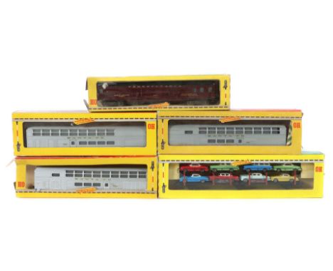 5 WagenFleischmann, Spur H0, 3 x Santa Fe-Personenwagen 1441, silbern; 1 x Autotransporter 1472 mit 8 KFZ; 1 x Pennsylvania P
