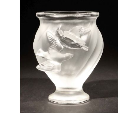 Lalique, RenéAy 1860 - 1945 Paris. "Kleine Vase mit Vogeldekor", Lalique, 2. Hälfte 20. Jh., farbloses, gepresstes Kristallgl