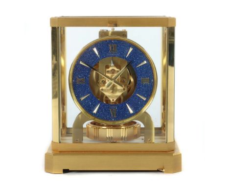 Jaeger LeCoultre Atmos-Tischuhr mit gesprenkeltem ZiffernblattSchweiz, wohl 1980er Jahre, Drehpendeluhr in Skelettbauweise, v