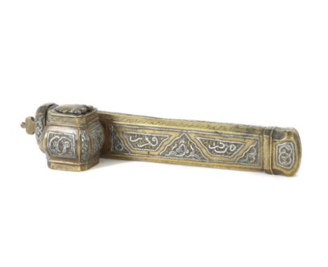 QalamdanMessing/Silber, orientalisches Schreibetui mit länglichem Korpus mit Klappdeckel für die Stifte sowie angehängt ein k