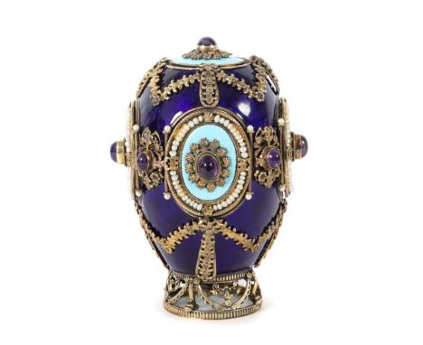 Prächtiges Schmuck-Ei im Fabergé-Stil mit Spieluhr20. Jh., runder durchbrochen gearbeiteter Stand mit Girlanden und plastisch