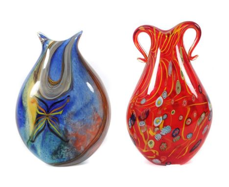 2 variierende Vasenwohl Murano, Italien, 20. Jh., rot eingefärbtes bzw. farbloses Glas, 1x mit fadenförmigen Einschmelzungen 