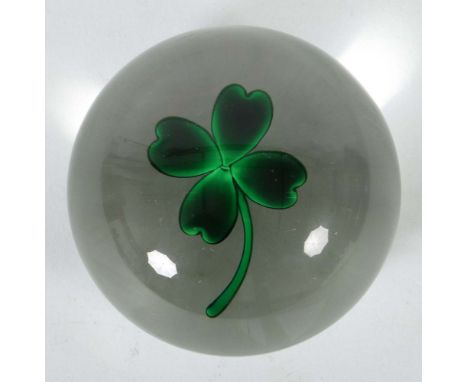 Paperweight mit "Vierblättrigem Kleeblatt"Cristalleries de Saint Louis, Frankreich, 1994, farbloser Glaspolster, im Zentrum e