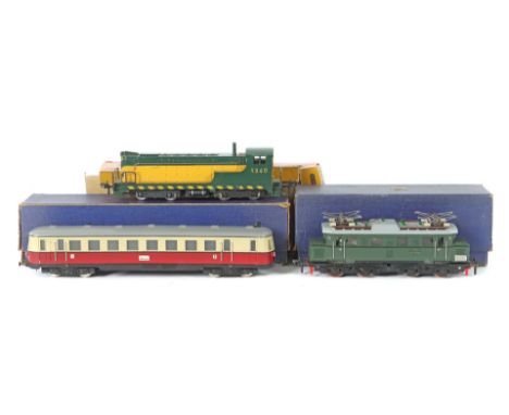 3 LokomotivenFleischmann, Spur H0, 1 x US-Diesel-Lok, bez. 1340, gelb/grün; 1 x Triebwagen/Schienenbus 1371, beige/dunkelrot,