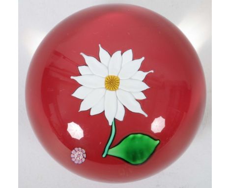 Paperweight mit "Edelweiß"Cristalleries de Saint Louis, Frankreich, 1991, rotes Glaspolster, im Zentrum ein Edelweiß aus weiß