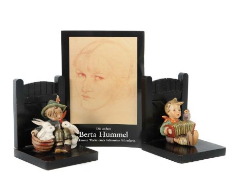 Paar Buchstützen mit Hummelfiguren &amp; ein BuchW. Goebel, Rödental, 1957 bzw. nach 1957, heller Scherben, glasiert, mit pol